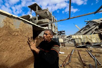 این پدر پیش از زمستان با استفاده از گل و مصالح خانه می‌سازد + عکس