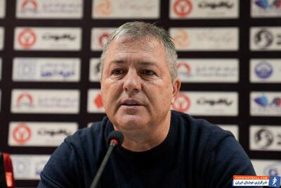 نقطه‌بازی دراگان اسکوچیچ و مترجمش پیش از شروع نشست‌خبری بازی با پرسپولیس