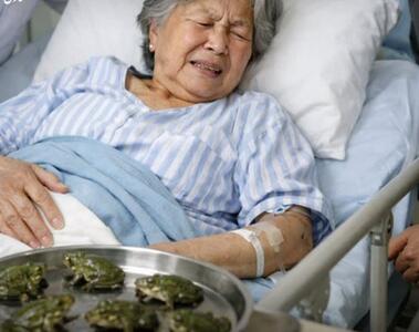  بلعیدن ۸ قورباغه زنده برای درمان کمر درد؛ مادربزرگ چینی راهی بیمارستان شد