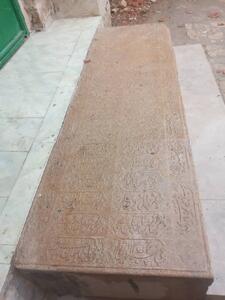 سنگ‌ قبر تاریخی را پله کردند!