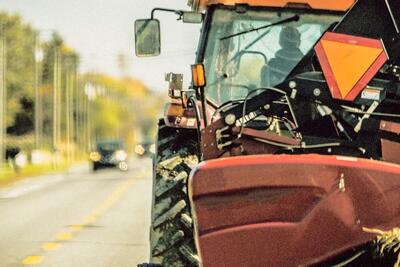 قانون تصادف با تراکتور؛ بررسی نکات مربوط به تردد ادوات کشاورزی - پدال