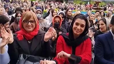  فیلم / رقص مازندرانی الیکا عبدالرزاقی در  جشنواره آشپزی دوآب رامسر ..و/  با آهنگ مازنی نتونست آروم بشینه زد زیر رقص و آواز بین مردم .../ الیکا عبدالرزاقی هرجا باشه بساط شادی به راهه ...