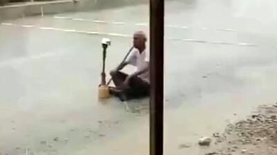 فیلم ویدیوی دلنشین از مرد جنوبی در بارش باران