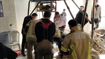 حادثه مرگبار در چاه 25 متری بلوار آفریقا / دو کارگر با حال وخیم در چاه گرفتار شدند + فیلم عملیات نجات