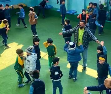  آواز شاد؛ معلم دهه هفتادی با بچهای دهه نودیش آی میرقصه ها، قبلا سنگین تر بودن دبیرا
