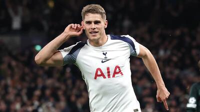 ارلینگ هالند نه؛ میکی فن ده فن بهترین مهاجمی که مقابلش قرار گرفته را معرفی کرد