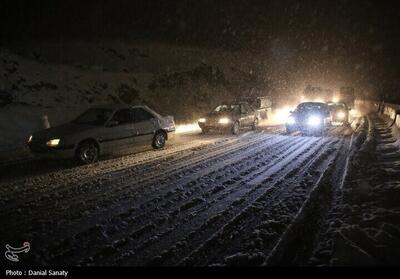 عملیات برف روبی در محورهای خراسان رضوی/انسداد چند جاده مواصلاتی - تسنیم