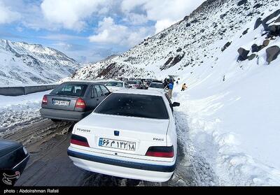 بارش برف در جاده‌های شمال/ خطر ریزش سنگ و رانش زمین در کندوان، هراز و سوادکوه - تسنیم