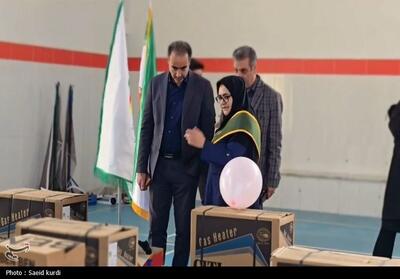 توزیع بخاری و بسته‌های معیشتی به ارزش 15 میلیارد ریال میان نیازمندان کردستان فیلم - تسنیم