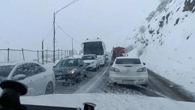 بارش برف و مه‌گرفتگی در محورهای هراز و کندوان