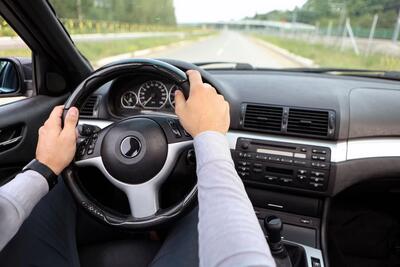 چرا فرمان خودروها در وسط قرار ندارد؟