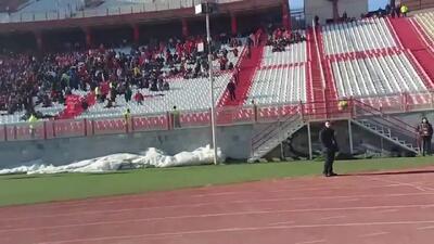 ورود بازیکنان پرسپولیس و واکنش هواداران تراکتور+ فیلم