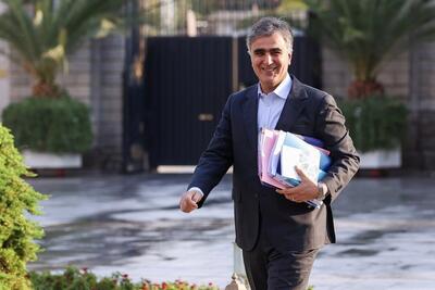 روزنامه جمهوری اسلامی: وقت آن نرسیده که فکری به حال رئیس بانک مرکزی بکنید؟