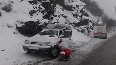 رهاسازی ۵۹۱ خودروی گرفتار در برف و سیلاب/ اسکان اضطراری بیش از ۱۰۰۰ نفر