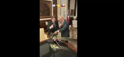  هدیه غیرمعمول از سوی رئیس‌جمهور آرژانتین به رئیس‌جمهور منتخب شیلی (فیلم)