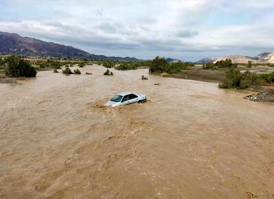 سیلاب کرمان و لحظات نفس‌گیر برای نجات راننده کامیون