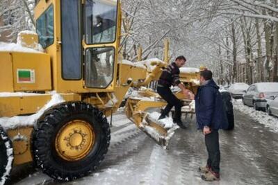  آماده‌باش کامل شهرداری منطقه یک همدان در پی بارش سنگین برف