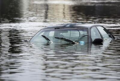 لحظه نفس‌گیر نجات زن و شوهر جوان از مرگ در سیلاب رودخانه بندرلنگه + فیلم
