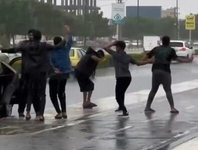 ببینید/ شادی جوانان جنوبی برای بارش باران