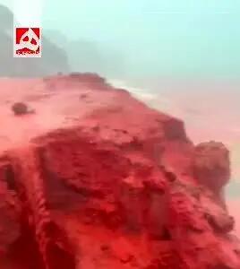 ببینید| سرخ‌شدن ساحل هرمز پس از بارش باران