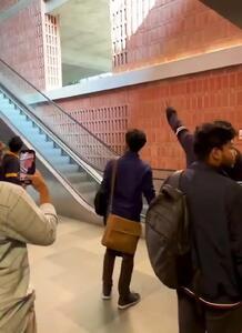 حادثه عجیب روی پله‌برقی دانشگاه بنگلادش