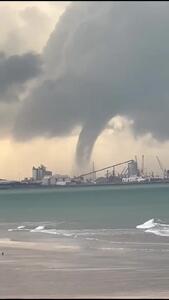 لحظه تشکیل ابر قیفی در راس الخیمه امارات