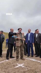 کلنگ‌زنی حمید جبلی در مراسم احداث سالن تئاتر