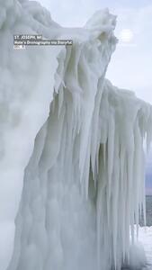 یخ‌زدگی بی‌سابقه در میشیگان؛ فانوس دریایی به هیولای یخی تبدیل شد