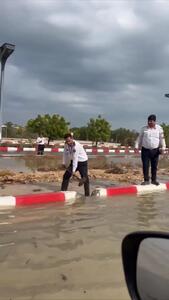 تلاش نیروهای پلیس راهور کیش برای تغییر مسیر سیل