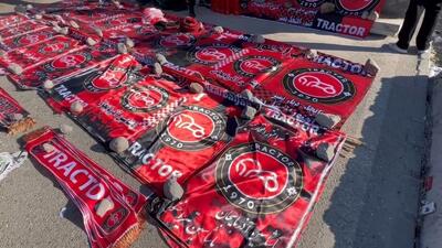 بازار داغ فروش اقلام هواداری در مسیرهای منتهی به ورزشگاه یادگار امام (ره)