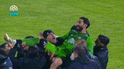 علیرضا بیرانوند روی دوش کادرفنی و بازیکنان تراکتور