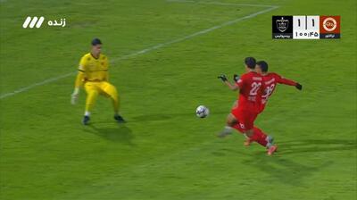 فرصت سوزی حسین زاده مقابل دروازه پرسپولیس با ضربه چیپی بی دقت