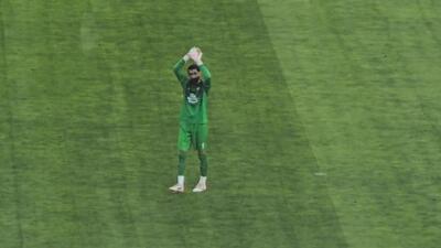 تشویق علیرضا بیرانوند لحظاتی پیش از شروع بازی تراکتور و پرسپولیس