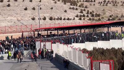 ازدحام طرفدارانی که بدون بلیت به ورزشگاه یادگار امام (ره) آمده‌اند