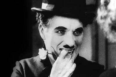 شعبده‌باز لبخند باشیم در شبکلاه درد