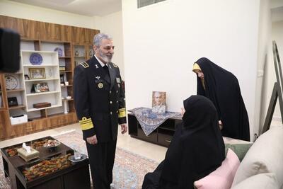 اعطای درجه سپهبدی از سوی رهبر انقلاب به فرمانده شهید با حضور سرلشکر موسوی