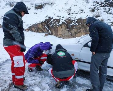 رهاسازی ۵۹۱ خودروی گرفتار در برف و سیلاب/ امدادرسانی به ۱۳ هزار نفر و اسکان اضطراری ۱۰۹۶