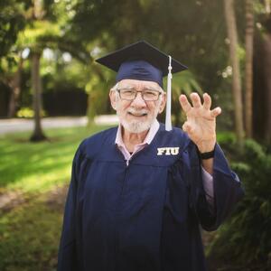  فارغ‌التحصیلی بعد از نیم قرن؛ پیرمرد ۸۵ ساله رویای ناتمامش را به سرانجام رساند