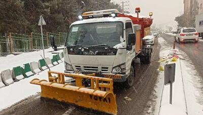 خودرو‌های مکانیزه برف روب در معابر اصلی پایتخت مستقر شدند