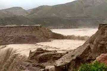 شکسته شدن سد خاکی و ورود سیل به طولا در قشم/ ویدئو