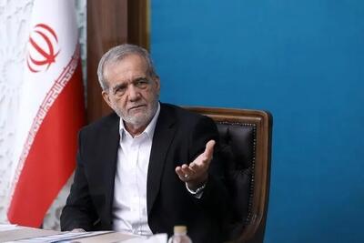 پزشکیان به نشانۀ اعتراض گرمایش سالن و روشن بودن بخاری، کتش را درآورد/ ویدئو