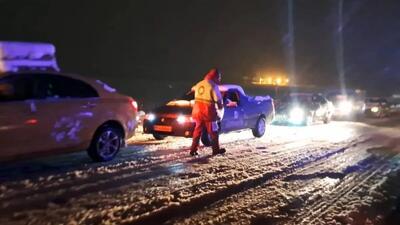 نجات ۱۴ مسافر گرفتار در برف و کولاک