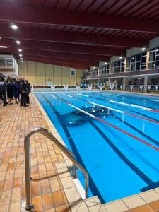 سقوط خودرو به استخر پس از اشتباه گرفتن گاز و ترمز! - مجله اینترنتی کولاک