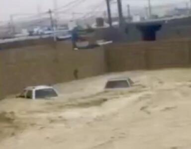 لحظه شکسته شدن سد خاکی و ورود سیل به خانه‌های مردم؛ دستور تخلیه صادر شد - مجله اینترنتی کولاک