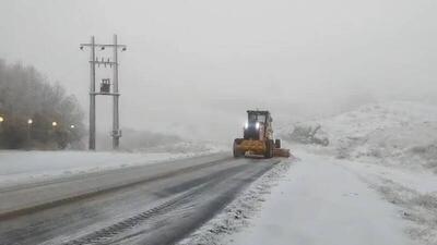 بارش برف در محورهای مواصلاتی کشور/ ممنوعیت تردد بدون زنجیر چرخ خودروها درجاده‌های کوهستانی