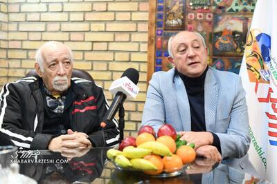 فوتبالی‌ها در خانه روزنامه نگار و مربی بزرگ +عکس - پارس فوتبال