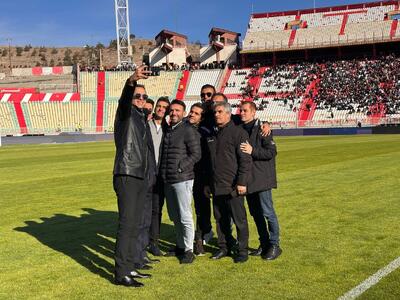 سلفی داوران جدال تراکتور - پرسپولیس وسط چمن استادیوم تبریز +عکس  - پارس فوتبال