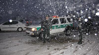 امداد رسانی به خودروهای گرفتار در برف و کولاک مشهد + فیلم