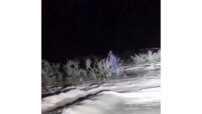 پایان دلهره‌آور حادثه سیلاب در هرمزگان / زوج جوان روی سقف خودرو نجات یافتند + ویدیو