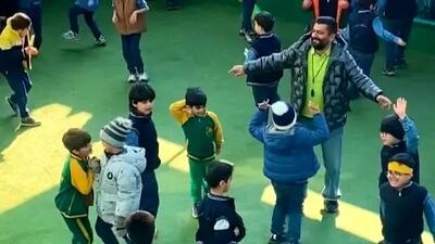  آواز شاد؛ معلم دهه هفتادی با بچهای دهه نودیش آی میرقصه ها، قبلا سنگین تر بودن دبیرا